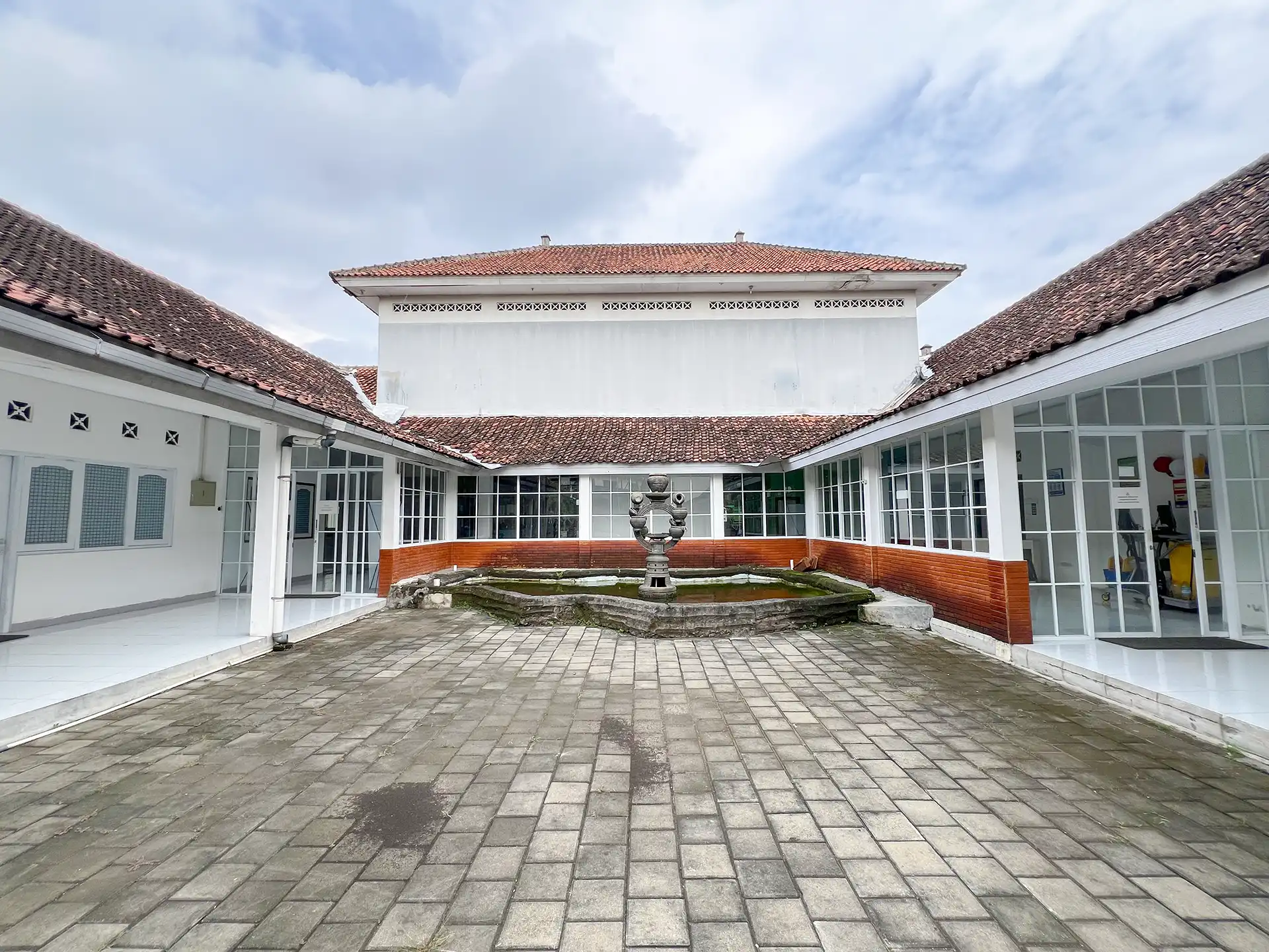 Gedung Klinik At-Turots Al-Islamy